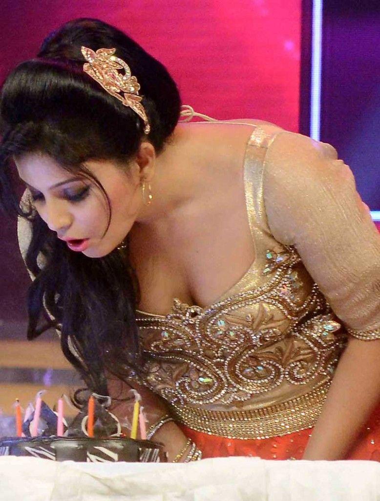 Actress-Anjali-Never-Seen-Navel-Cleavage